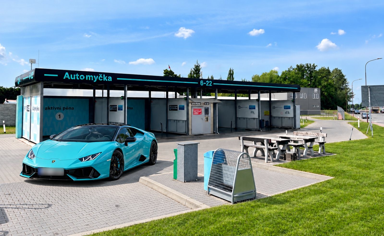 Tyrkysové Lamborghini před automyčkou h.wash v Hořicích